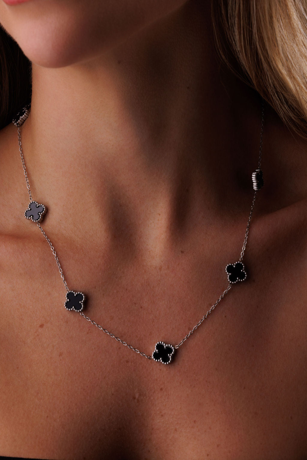 Colar Trevo Preto Banhado em Ouro Branco 18k - Vitória