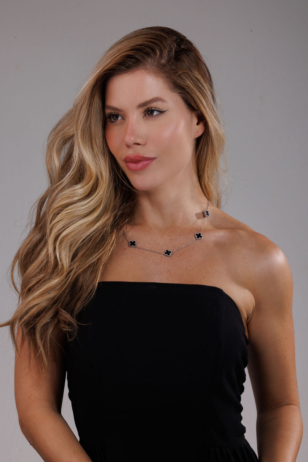 Colar Trevo Preto Banhado em Ouro Branco 18k - Vitória